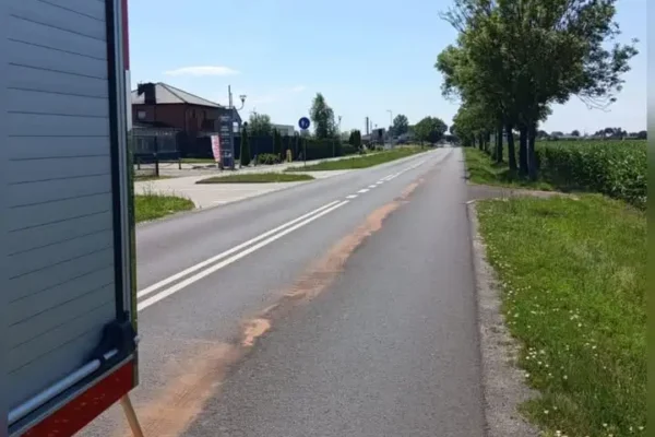 Plama oleju na ul. Dworcowej w Krzemiemiewie – interwencja OSP