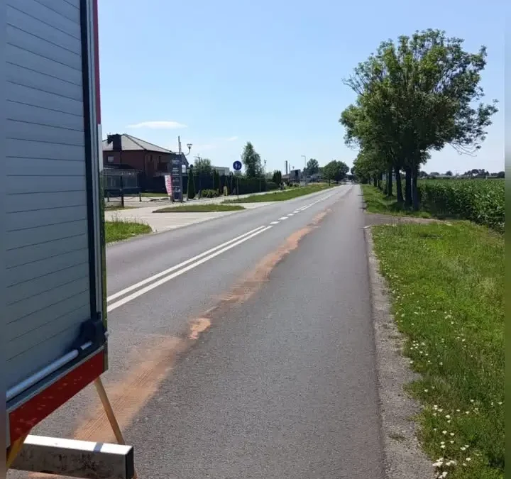 Plama oleju na ul. Dworcowej w Krzemiemiewie – interwencja OSP