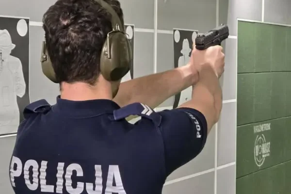 Przyszli aspiranci doskonalą umiejętności strzeleckie na leszczyńskiej strzelnicy