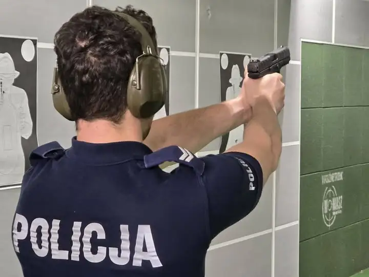 Przyszli aspiranci doskonalą umiejętności strzeleckie na leszczyńskiej strzelnicy
