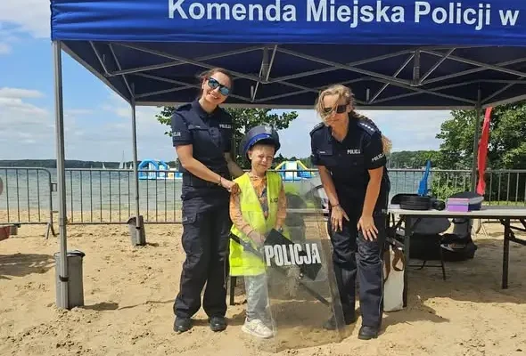 Policjanci na Wiankach Żeglarskich w Boszkowie – edukacja i bezpieczeństwo nad wodą
