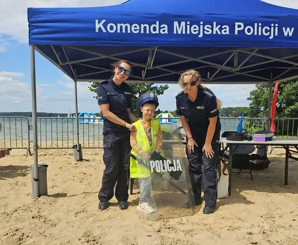Policjanci na Wiankach Żeglarskich w Boszkowie – edukacja i bezpieczeństwo nad wodą