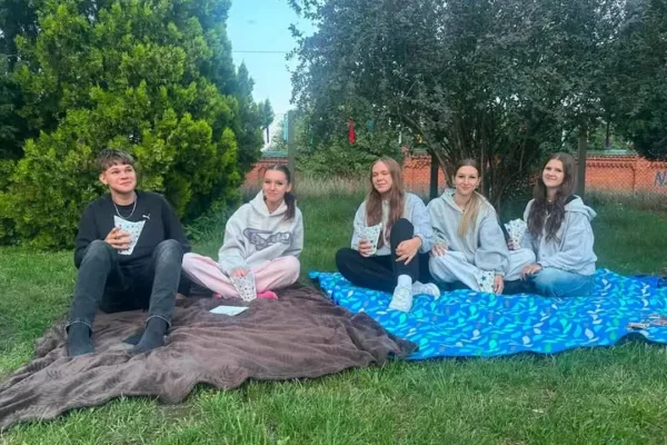 Wakacyjne Kino Plenerowe w Długiem Starem rozpoczęte – pierwszy seans za nami