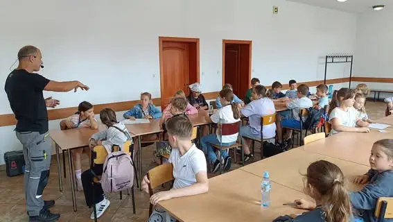 Warsztaty stolarskie i piana party – czwarty dzień półkolonii w Lesznie