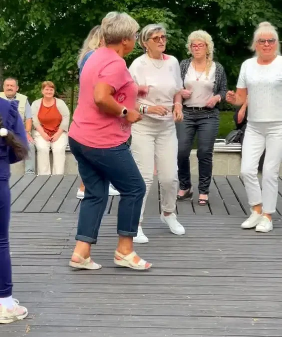 Potańcówka pod chmurką w Parku Heermanna – muzyka i taniec w Lesznie