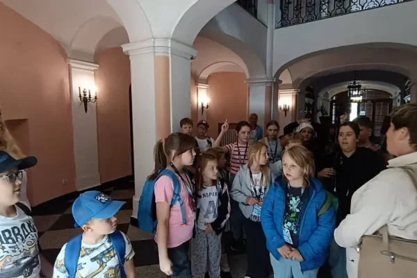 Półkolonie „Lato z MOKiem”: wizyta w zamku i lody w Rydzynie