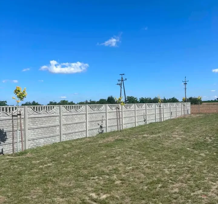Nowe ogrodzenie przy sali wiejskiej w Dłużynie – efekt Funduszu Sołeckiego