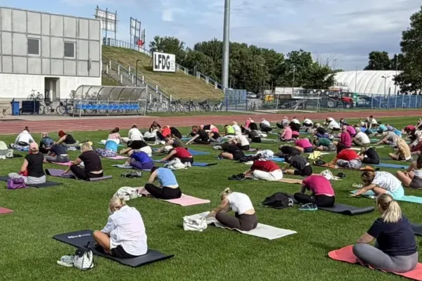 Niedzielna joga na stadionie w Lesznie – bezpłatne zajęcia dla każdego