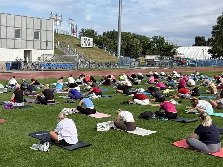 Niedzielna joga na stadionie w Lesznie – bezpłatne zajęcia dla każdego