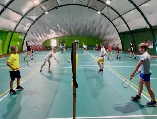 Letnie zajęcia sportowe z badmintona – trwa pierwszy turnus, ruszyły zapisy na kolejny
