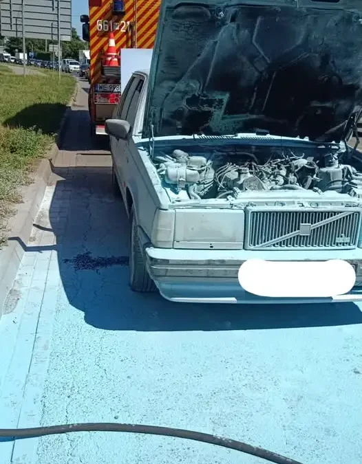 Pożar samochodu w Lesznie – szybka interwencja strażaków