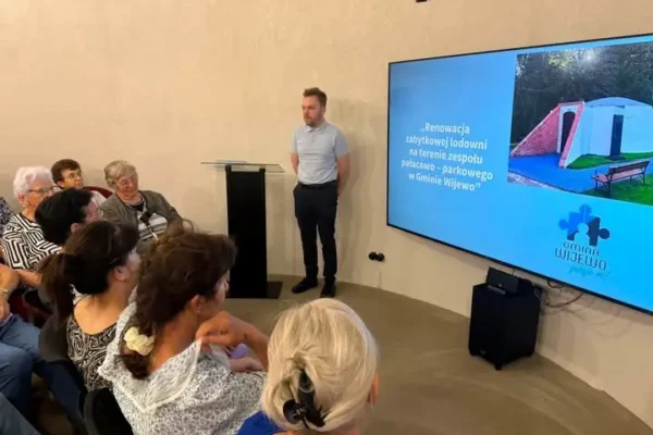 Seniorzy z Wijewa odkrywali historię w zabytkowej lodowni