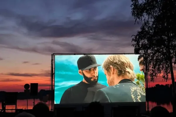 Kino plenerowe w Brennie za nami – seans „Alibi.com” przyciągnął tłumy