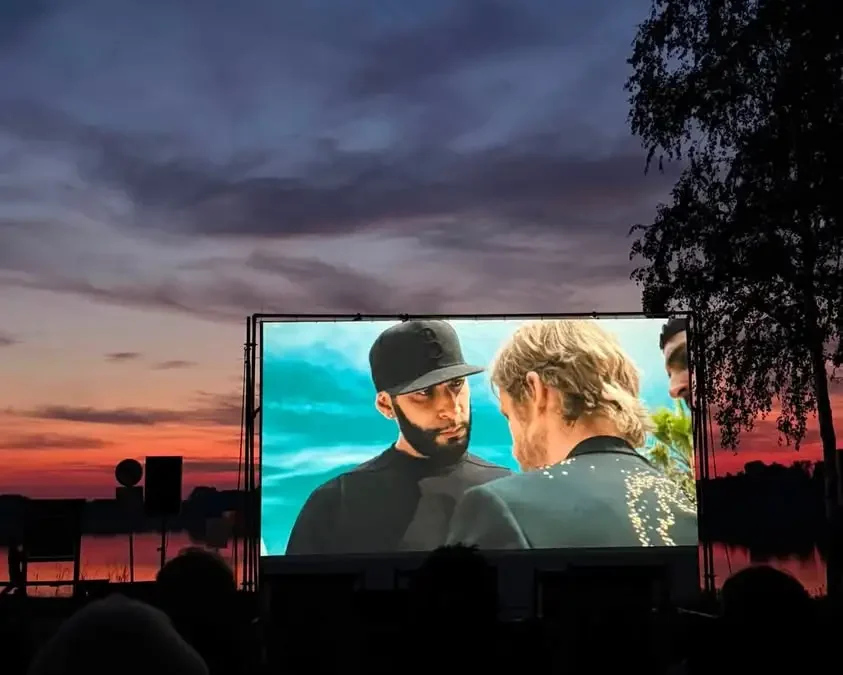 Kino plenerowe w Brennie za nami – seans „Alibi.com” przyciągnął tłumy