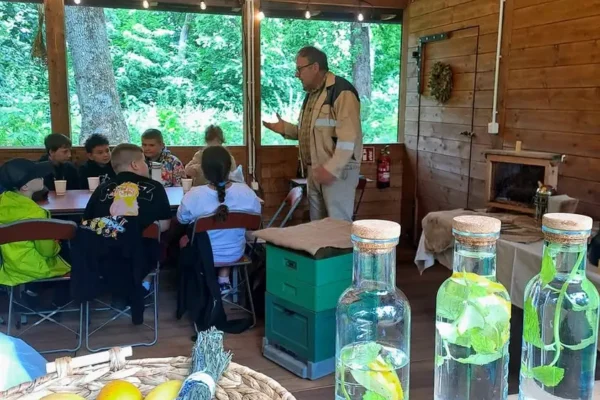 Drugi turnus „Lata z MOKiem” w Lesznie rozpoczęty – warsztaty w Mini Zoo