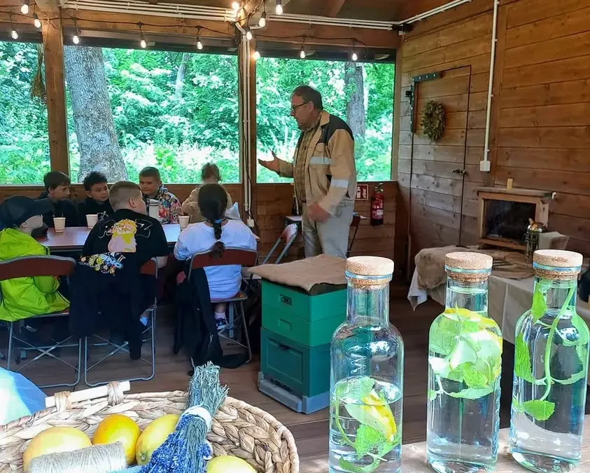 Drugi turnus „Lata z MOKiem” w Lesznie rozpoczęty – warsztaty w Mini Zoo