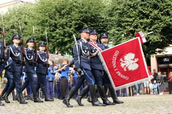 Święto Policji 2026 w Lesznie – awanse, odznaczenia i jubileusz 100-lecia dzielnicowych