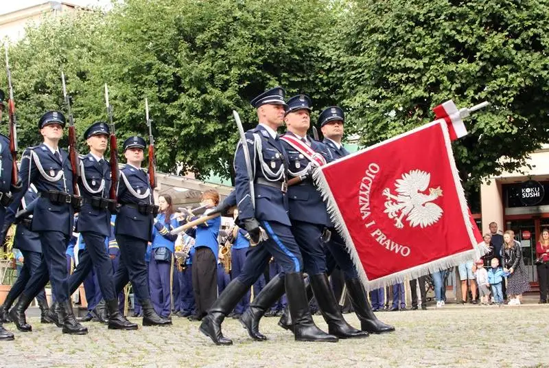 Święto Policji 2026 w Lesznie – awanse, odznaczenia i jubileusz 100-lecia dzielnicowych