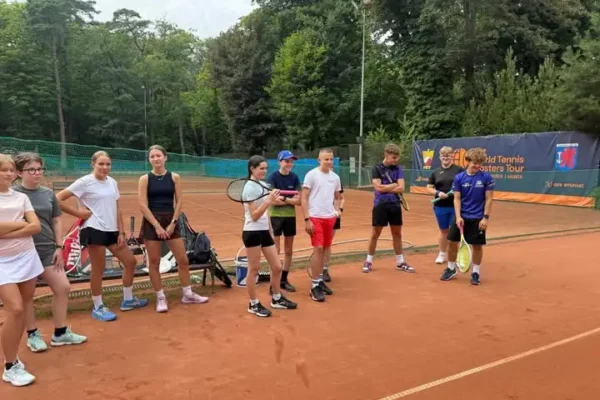 Młodzi tenisiści z obozu w Świnoujściu cieszą się sportem i atrakcjami