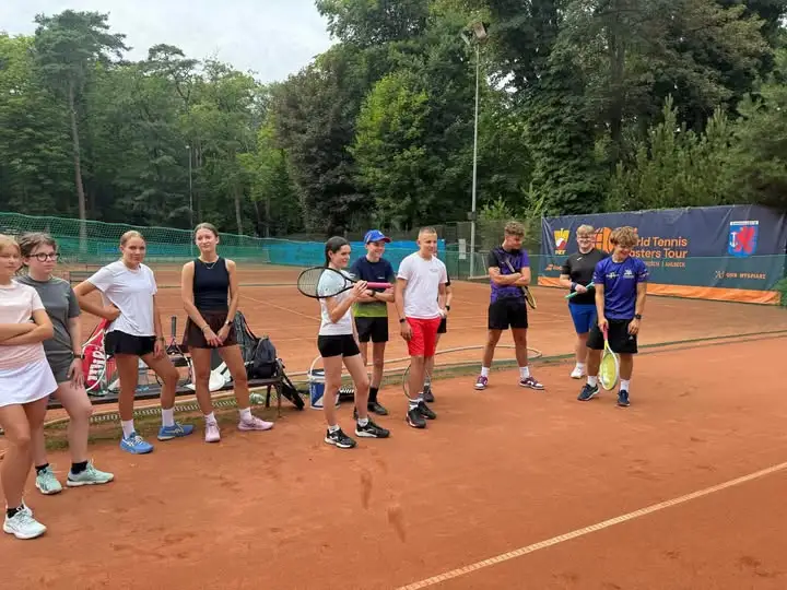 Młodzi tenisiści z obozu w Świnoujściu cieszą się sportem i atrakcjami