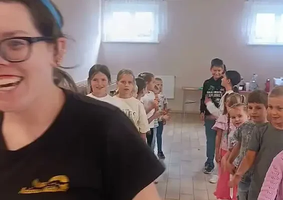Trzeci tydzień „Wesołych Wakacji” w gminie – animatorzy rozwijają kreatywność dzieci