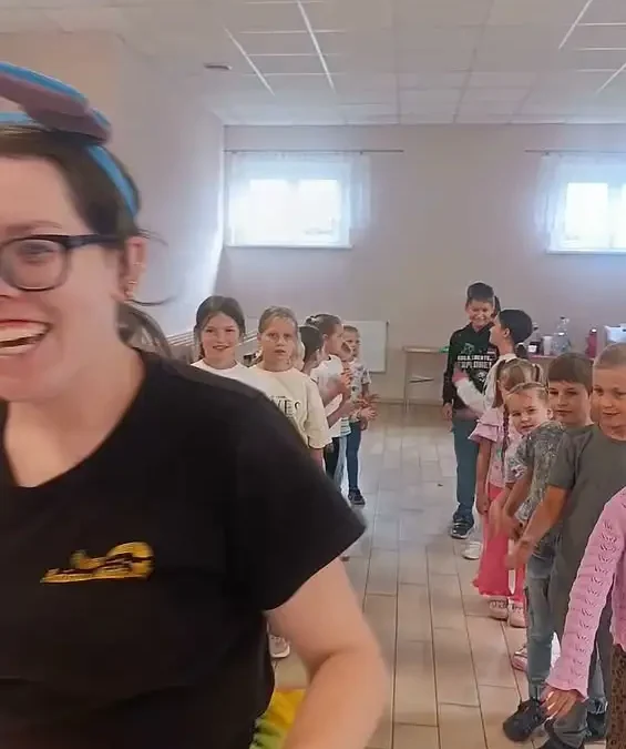 Trzeci tydzień „Wesołych Wakacji” w gminie – animatorzy rozwijają kreatywność dzieci
