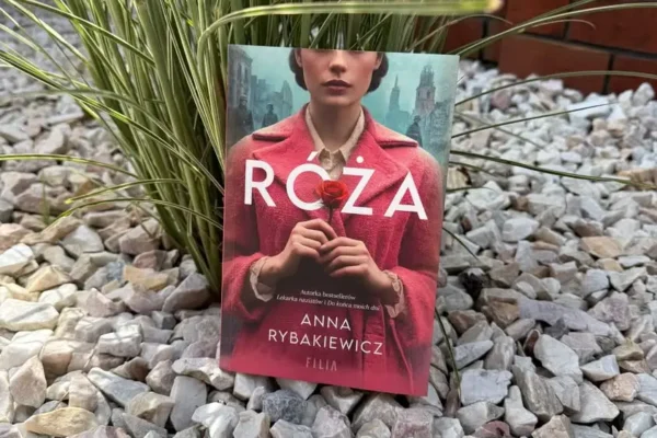 Polecajka tygodnia: „Róża” Anny Rybakiewicz – miłość w cieniu wojny