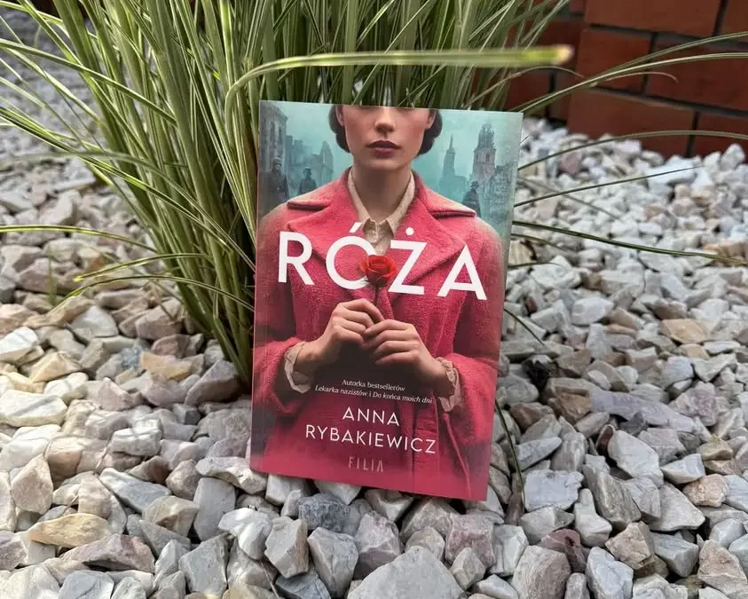 Polecajka tygodnia: „Róża” Anny Rybakiewicz – miłość w cieniu wojny