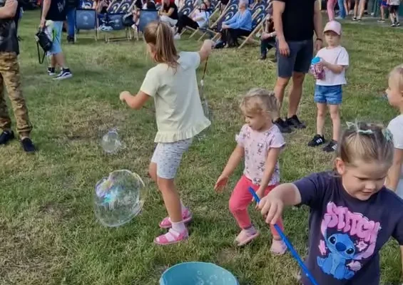 Wakacyjny Piknik Rodzinny na Gronowie – trwa świetna zabawa w Lesznie