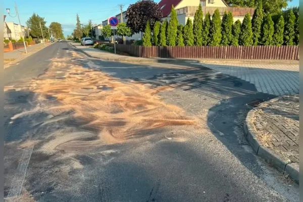 Plama substancji ropopochodnej w Garzynie – interwencja OSP Krzemieniewo
