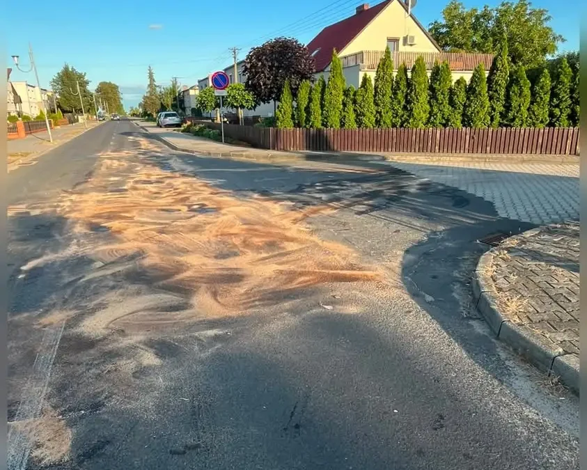 Plama substancji ropopochodnej w Garzynie – interwencja OSP Krzemieniewo