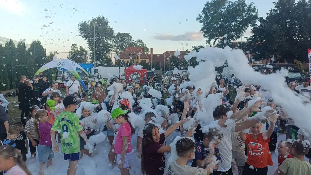 Piknik Wakacyjny w Lesznie zgromadził tłumy mieszkańców