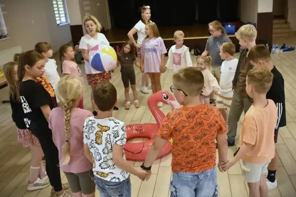 Wakacyjne zajęcia w Krzycku Wielkim i Sądzi – Hawajski klimat i sportowe zabawy