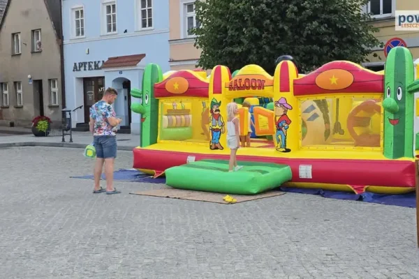 Taneczny Piątek na Rynku w Rydzynie: Muzyka, Zabawa i Letnie Atrakcje