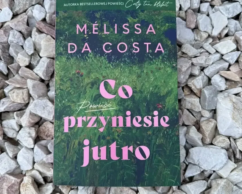 Polecajka tygodnia: „Co przyniesie jutro” – książka o stracie i nadziei w bibliotece w Wijewie