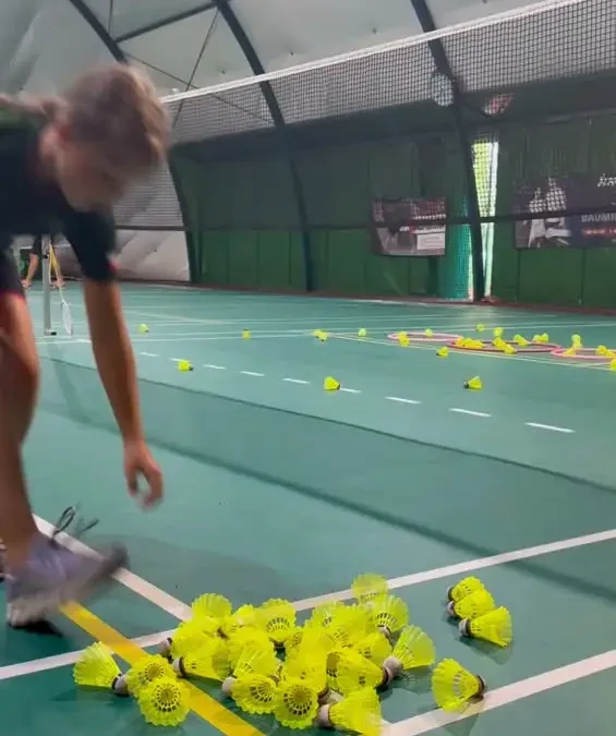 Wakacje z Badmintonem: Dzieciaki wymiatają w ramach programu KLUB 2026