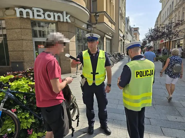 Wakacyjna akcja policji w Lesznie: kontrole jednośladów i edukacja