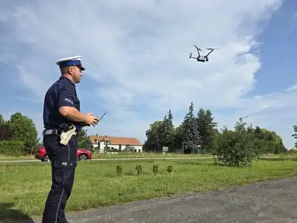 Policja z drona kontrolowała kierowców na niebezpiecznym skrzyżowaniu w Lesznie