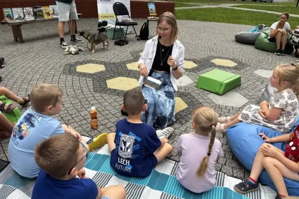 Wakacyjny poranek z biblioteką w Lipnie: pies Precel oczarował dzieci