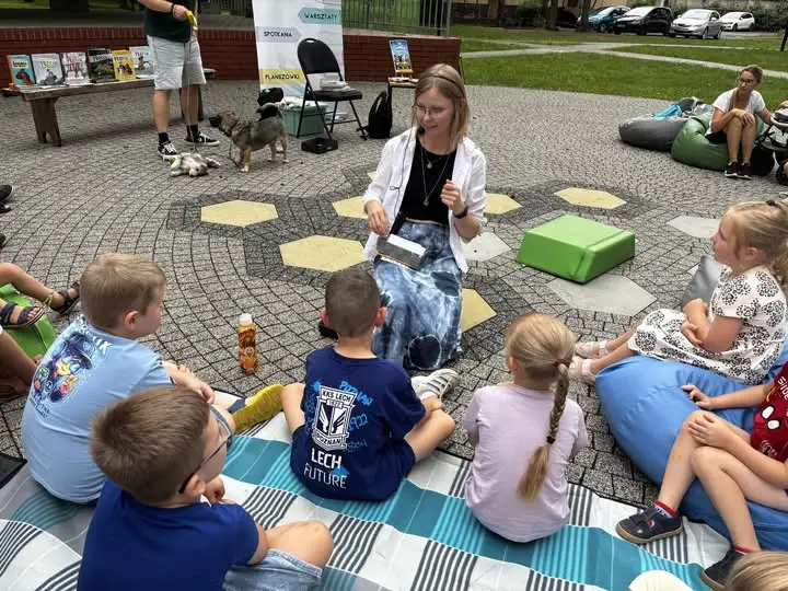 Wakacyjny poranek z biblioteką w Lipnie: pies Precel oczarował dzieci