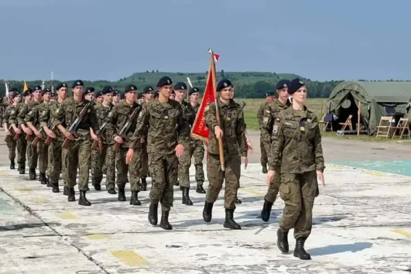 Uczniowie OPW przygotowują się do defilady z okazji Święta Wojska Polskiego