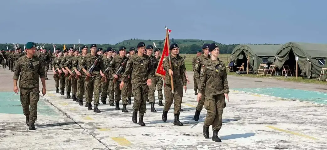 Uczniowie OPW przygotowują się do defilady z okazji Święta Wojska Polskiego