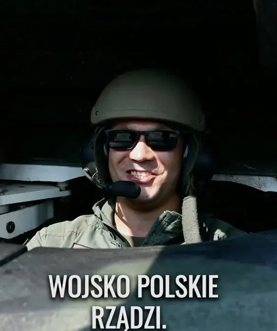 Żołnierze szkolą się przed defiladą na Wisłostradzie
