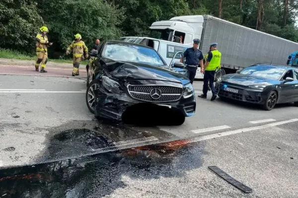 Kolizja trzech pojazdów na ul. Partyzantów w Lesznie