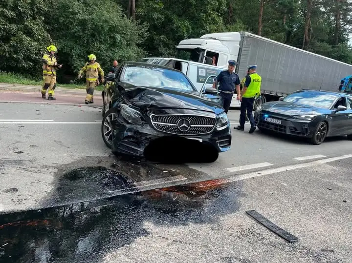 Kolizja trzech pojazdów na ul. Partyzantów w Lesznie