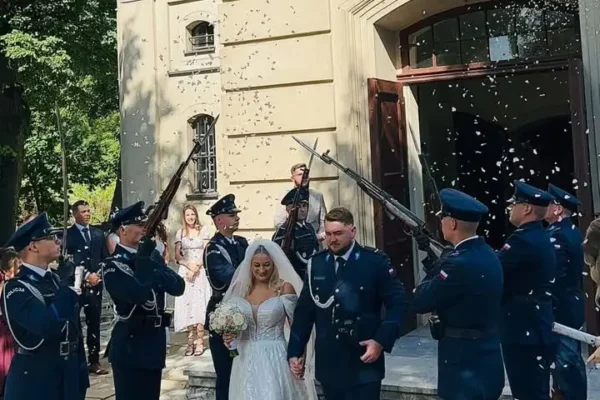 Policyjna asysta honorowa na ślubie policjanta z Leszna