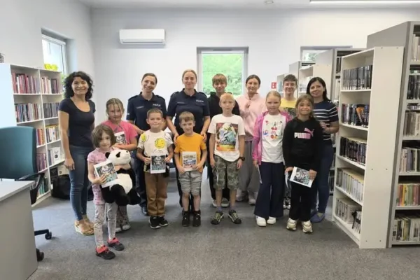 Policjantki z wizytą w bibliotece w Wilkowicach – rozmowy o bezpieczeństwie z najmłodszymi