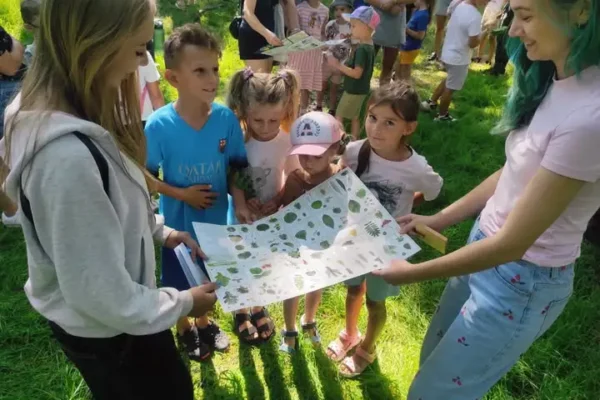 Wakacyjny poranek z biblioteką w Lipnie: spacer dendrologiczny i leśne ciekawostki