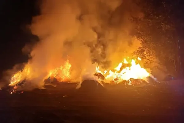 Pożar stogu słomy w Targowisku – strażacy z OSP Lipno w akcji