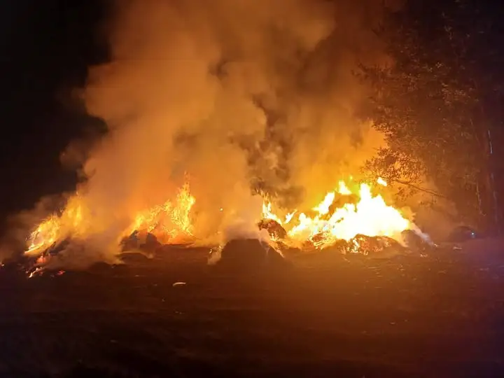Pożar stogu słomy w Targowisku – strażacy z OSP Lipno w akcji